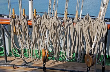 Güvertede deniz halatlar