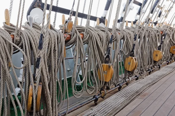 Cordas marinhas no convés — Fotografia de Stock