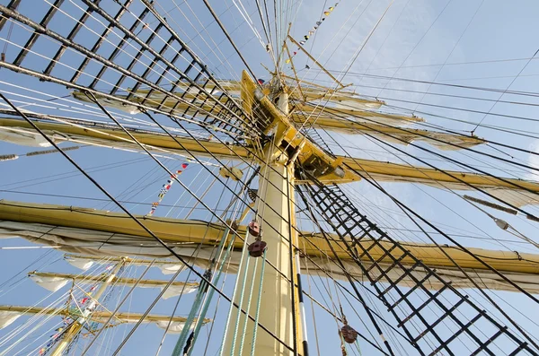 Touwen op de mast van een zeilboot — Stockfoto