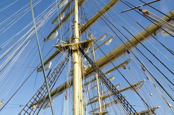 Touwen op de mast van een zeilboot — Stockfoto