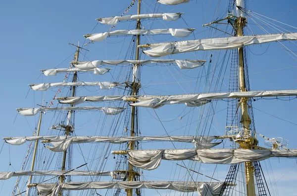 Zeilen op de masten op een zeilboot — Stockfoto