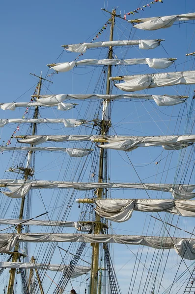 Segel på masterna på en segelbåt — Stockfoto