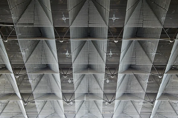 Plafond is gemaakt van metalen staven — Stockfoto