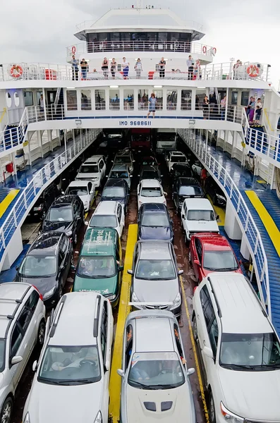 Voitures et passagers sur le ferry à Kerch — Photo