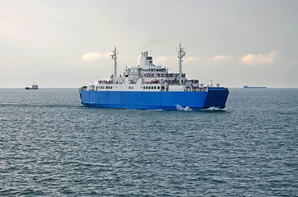 Passagierfähre im Meer — Stockfoto