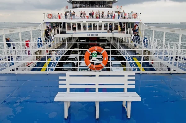 Voitures et passagers sur le ferry à Kerch — Photo