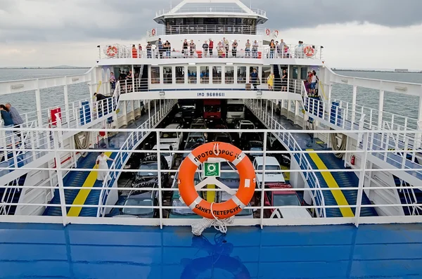 Carros e passageiros em ferry em Kerch — Fotografia de Stock