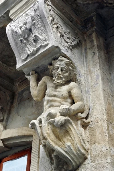 Escultura antigua en el edificio de Lvov — Foto de Stock