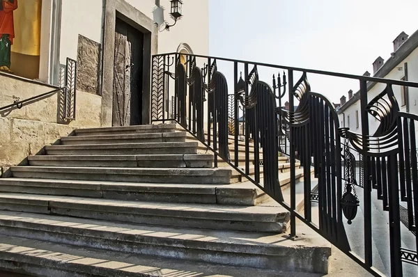 雕塑的僧侣在楼梯上 — 图库照片