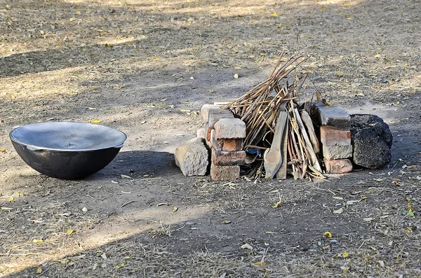 Cooking using cauldron — Stock Photo, Image