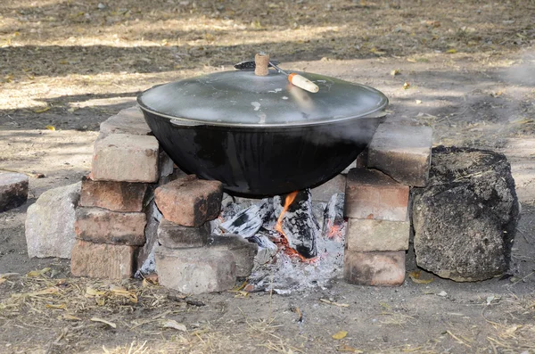 Cooking using cauldron — Stock Photo, Image