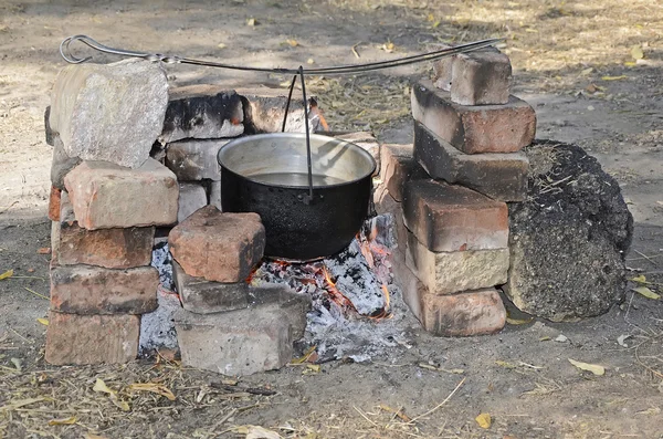 Cooking using cauldron — Stock Photo, Image