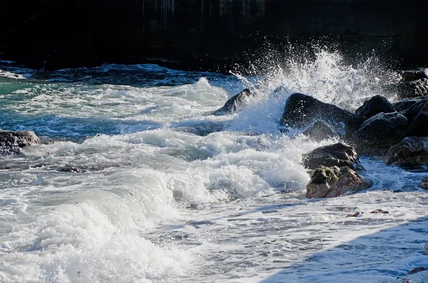 Waves crash on the shore — Stock Photo, Image