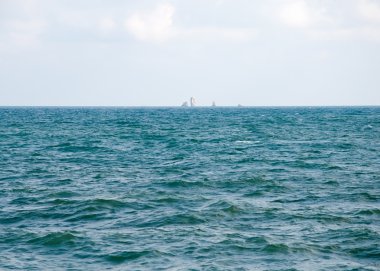 Deniz su üstünde kayalar