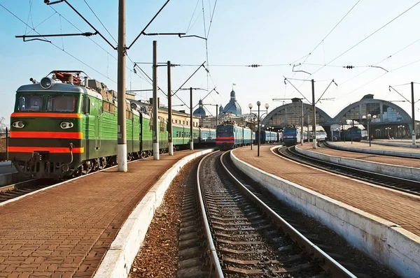 Tren istasyonunda trenler — Stok fotoğraf