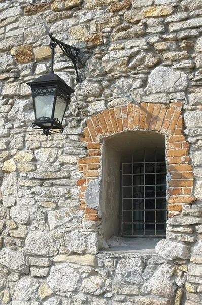 Lampadaire sur le mur du château — Photo