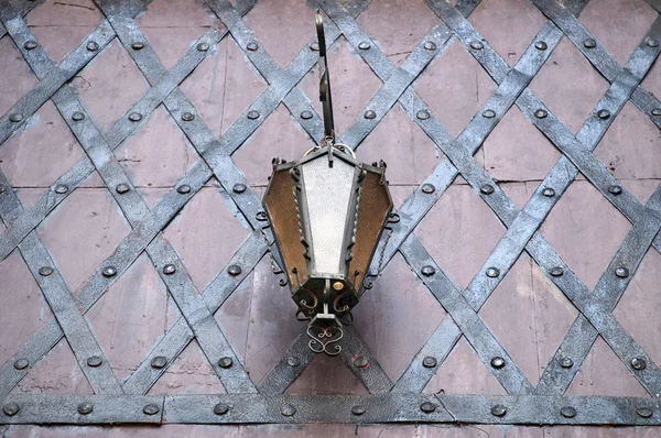 Straat lamp op iron gate — Stockfoto