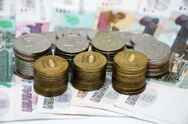 Rublos rusos monedas en billetes de papel — Foto de Stock