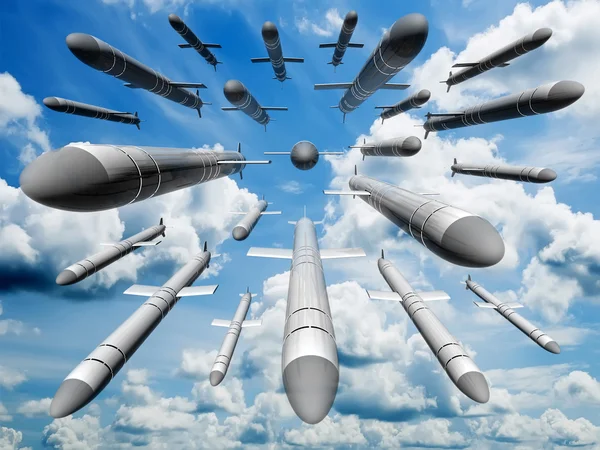 Крылатые ракеты, летящие против облаков — стоковое фото