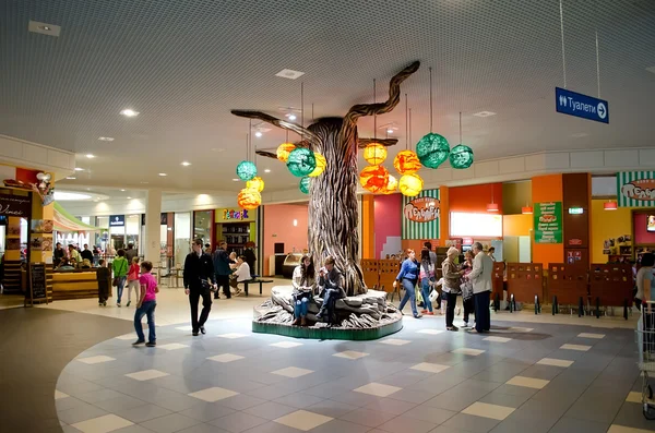 Träd i ett köpcentrum — Stockfoto