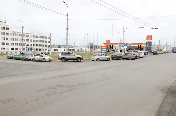 Queue of cars at the gas station in Kerch — Stock Photo, Image