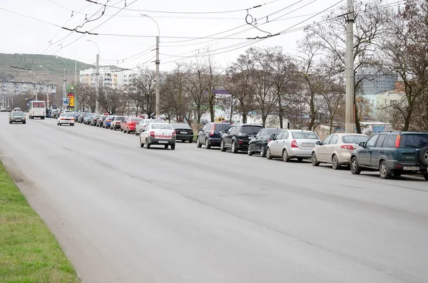 Queue of cars at the gas station in Kerch — Stock Photo, Image