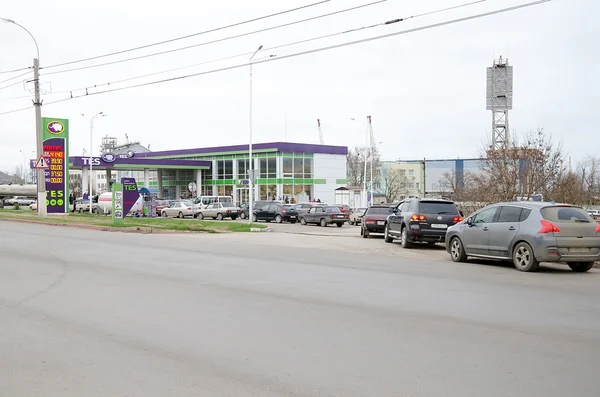 Queue of cars at the gas station in Kerch — Stock Photo, Image