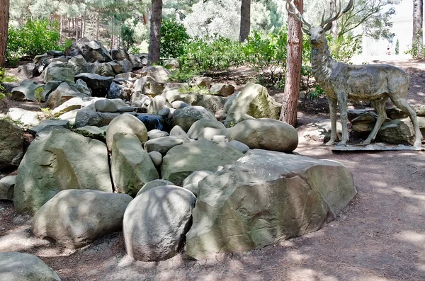 Hirschskulptur im Park — Stockfoto