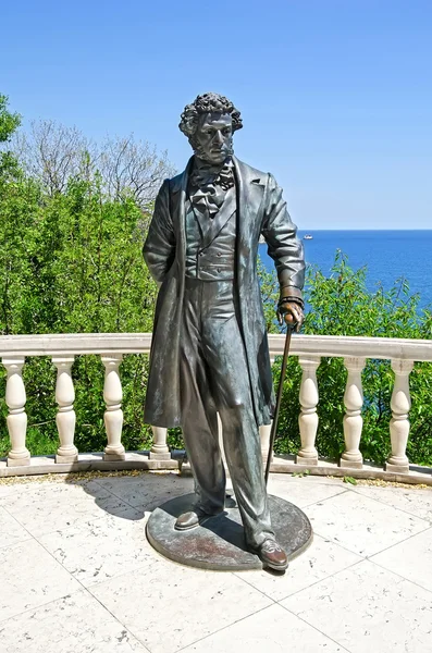 Sculpture of Pushkin in Park, in Partenit — Stock Photo, Image