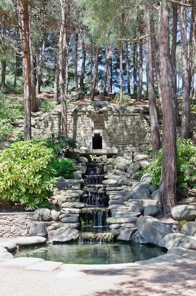 Wasserfall im Park in Partenit — Stockfoto
