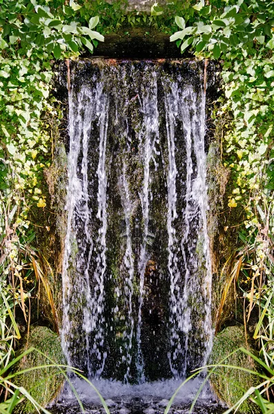 Wasserfall im Park — Stockfoto