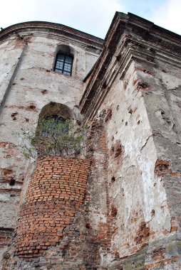 Eski bir katedralin duvarı