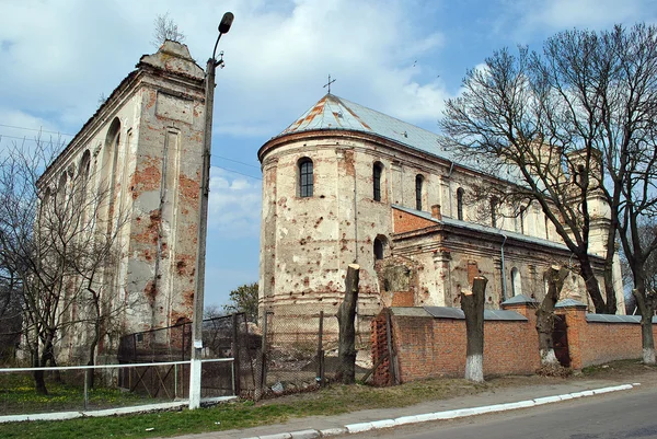 Eine alte Kathedrale mit Glockenturm — Stockfoto