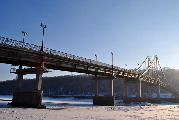 Puente sobre el río congelado —  Fotos de Stock