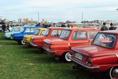 Kyiv 'de bir sürü araba var.