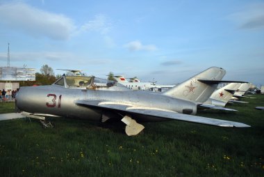 Eski bir askeri jet.