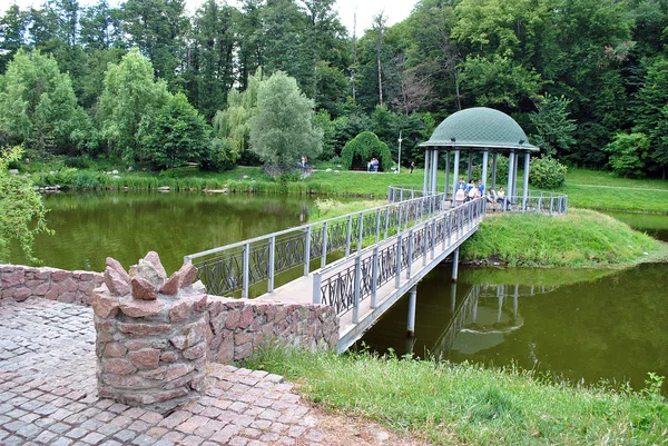 Alcôve sur étang, parc en Ukraine — Photo