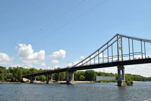 Puente a través del río — Foto de Stock