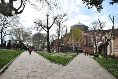 İstanbul 'da antik tapınağın yanındaki meydan