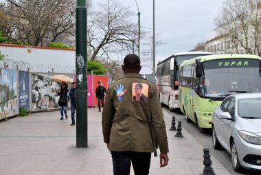İstanbul sokaklarında yürüyen bir adam var.