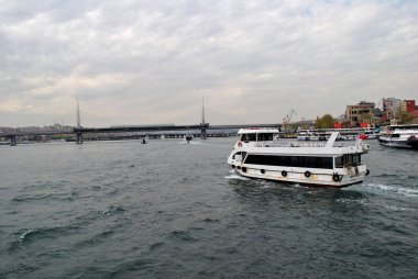 İstanbul 'da köprüye yakın küçük beyaz tekne