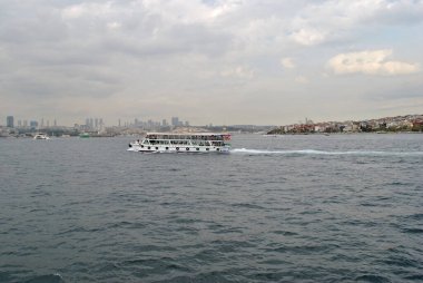 Tekne kıyıdan kıyıya yüzüyor.