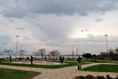 İstanbul 'da deniz kenarında yürüyüş alanı