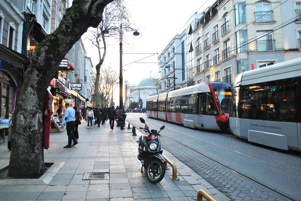 イスタンブール通りの忙しい交通 — ストック写真