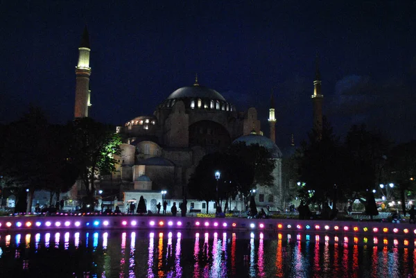 イスタンブールのモスクの近くの夜のプル — ストック写真