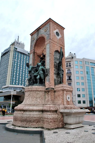 共和国纪念碑在伊斯坦布尔的塔克西姆广场 — 图库照片