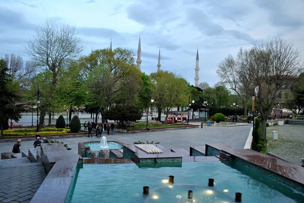 イスタンブールの広場に噴水 — ストック写真