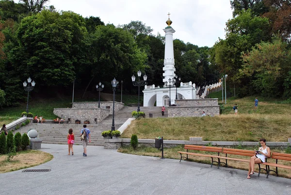 Terraplén del Dniéper y un monumento para conmemorar el regreso de los derechos de Kiev Magdeburgo — Foto de Stock