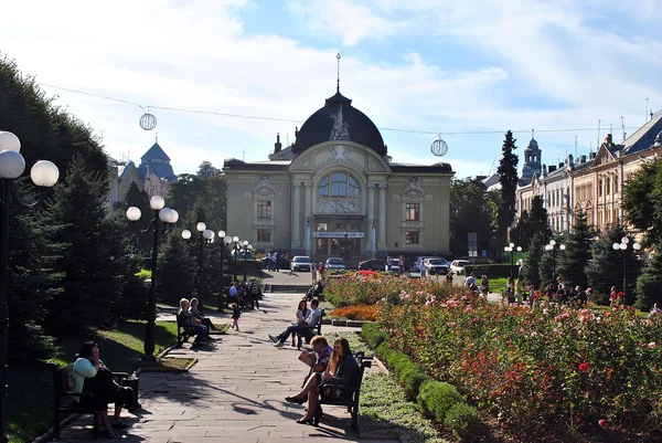 Place du Théâtre à Tchernivtsi — Photo