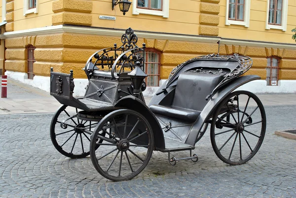 Un vieux faeton sur la rue Olga Kobylianska à Tchernivtsi — Photo